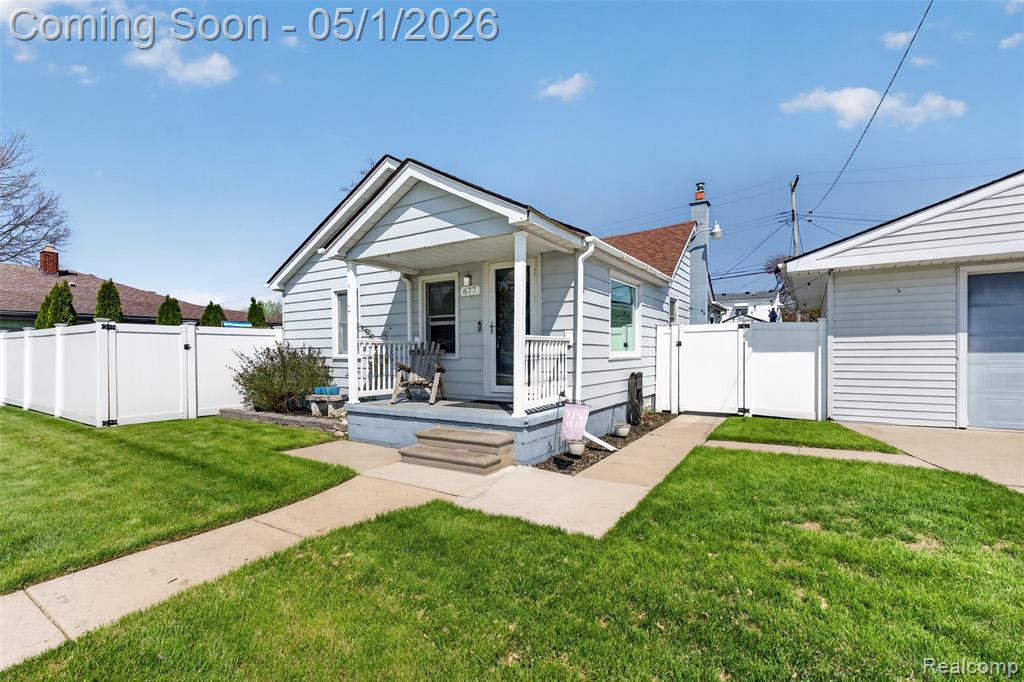 677 Lindbergh Street, Wyandotte, MI 48192 — Photo 2