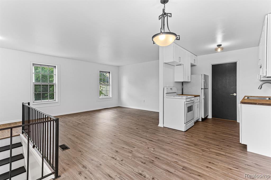 39523 VILLAGE WOOD Road, Novi, MI — Photo 4