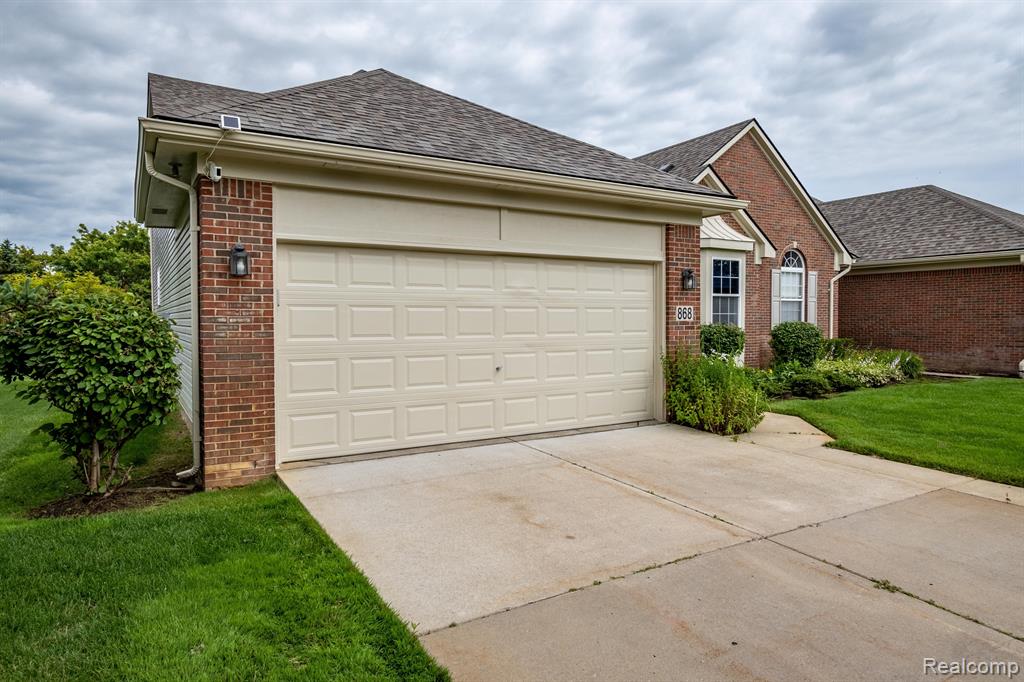 868 WOODHAVEN Drive, Commerce Twp, MI 48390 — Photo 40