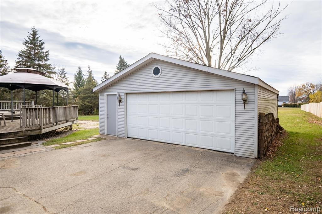8354 Fenton Road, Grand Blanc, MI 48439 — Photo 36