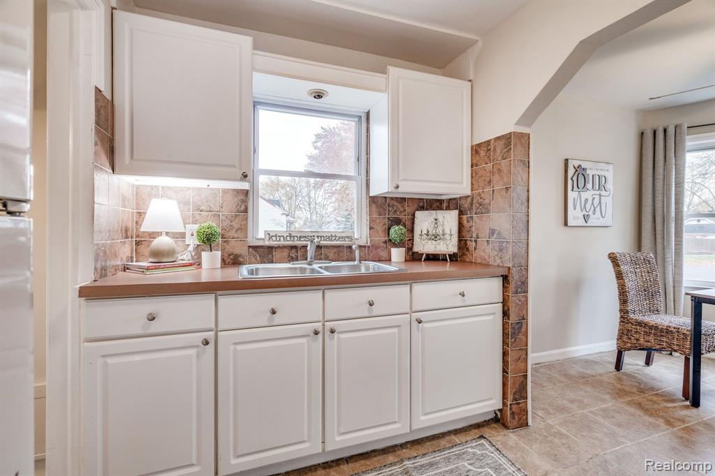 597 MARKLE Avenue, Pontiac, MI 48340 — Photo 8