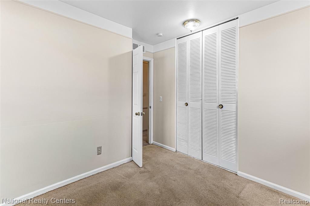 6104 Ardmore Park Circle, Dearborn Heights, MI 48127 — Photo 18