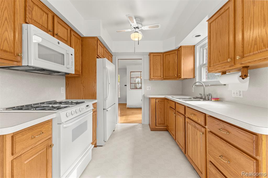 8255 Kinmore Street, Dearborn Heights, MI 48127 — Photo 10