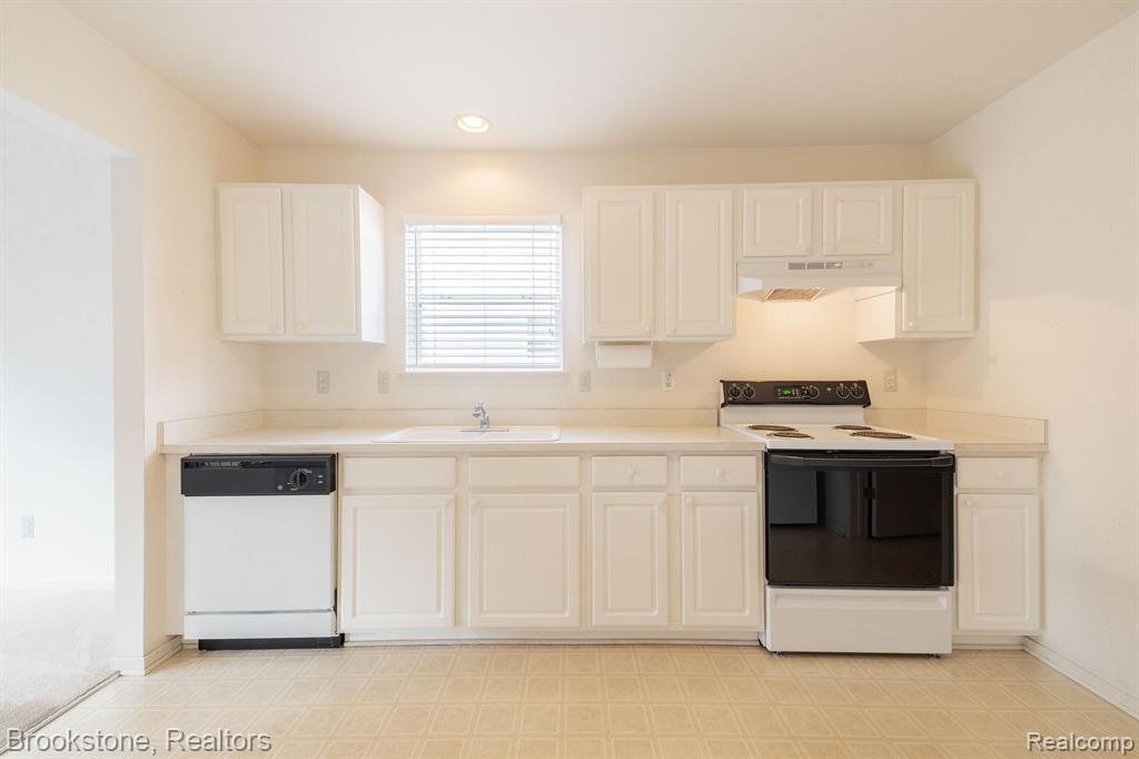 265 SHORE BROOK Lane, Walled Lake, MI 48390 — Photo 11