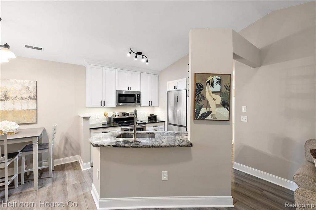 423 WATER TOWER Circle, 100, Brighton, MI 48116 — Photo 3