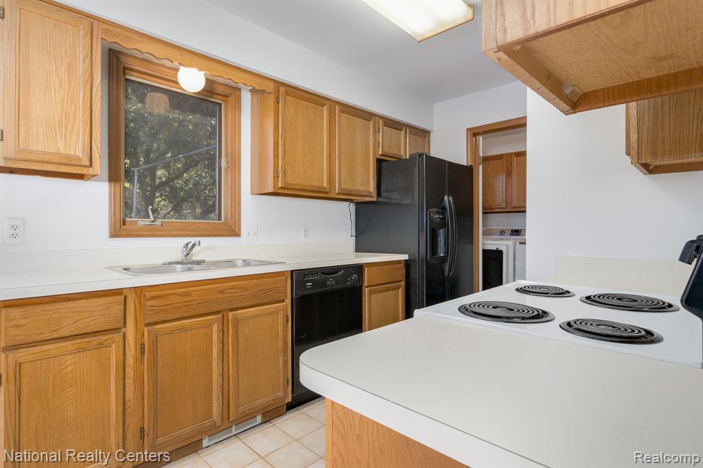 405 Pineview Court, Saint Clair Shores, MI 48081 — Photo 18
