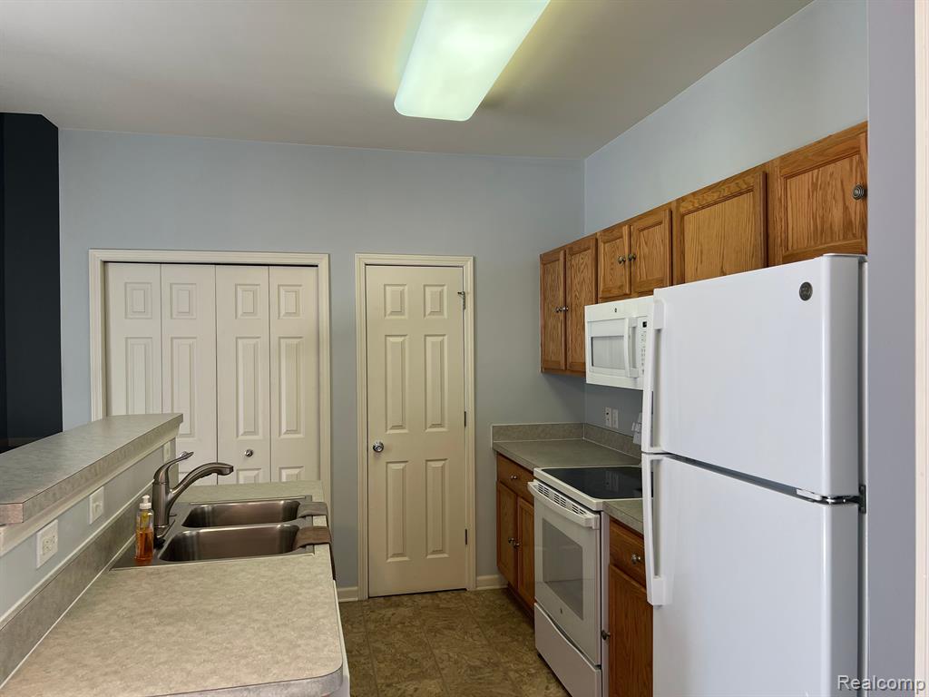 26652 KIRKWAY Drive, Woodhaven, MI 48183 — Photo 16