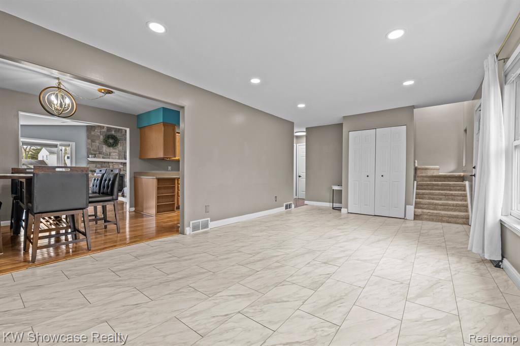 2922 Airport Road, Waterford, MI 48329 — Photo 4
