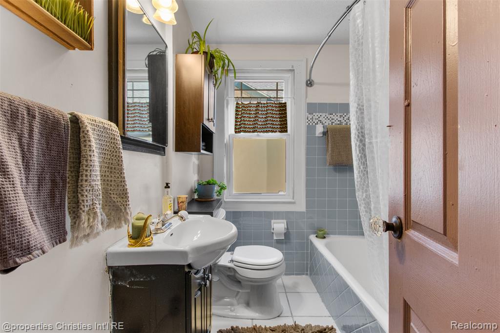 221 Chalmers Street, Detroit, MI 48215 — Photo 13