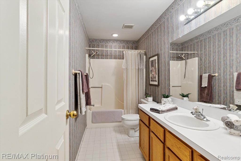 4823 FAIRWAYS Drive, Brighton, MI 48116 — Photo 36