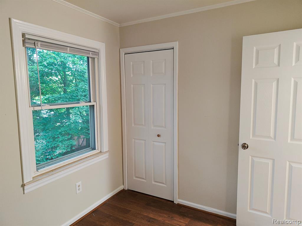 472 ROBBE Avenue, Belleville, MI 48111 — Photo 5