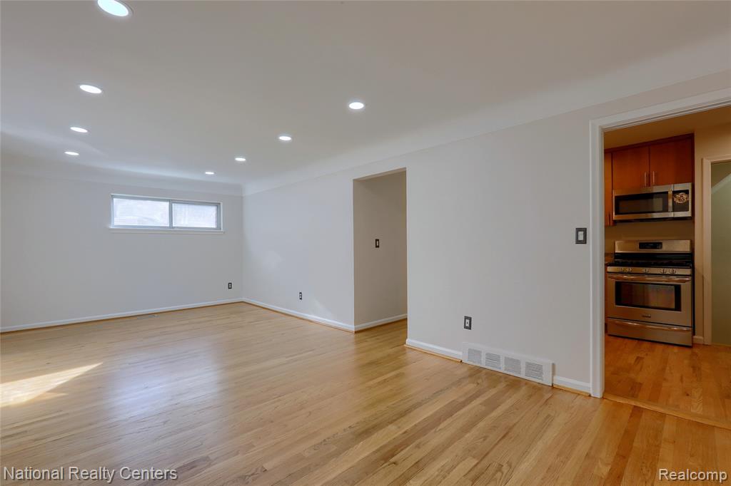 13369 Winchester Avenue, Huntington Woods, MI — Photo 5