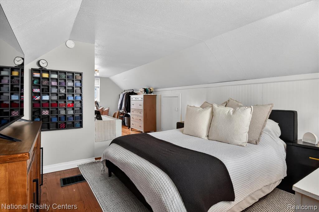 957 E Dallas Avenue, Madison Heights, MI 48071 — Photo 17