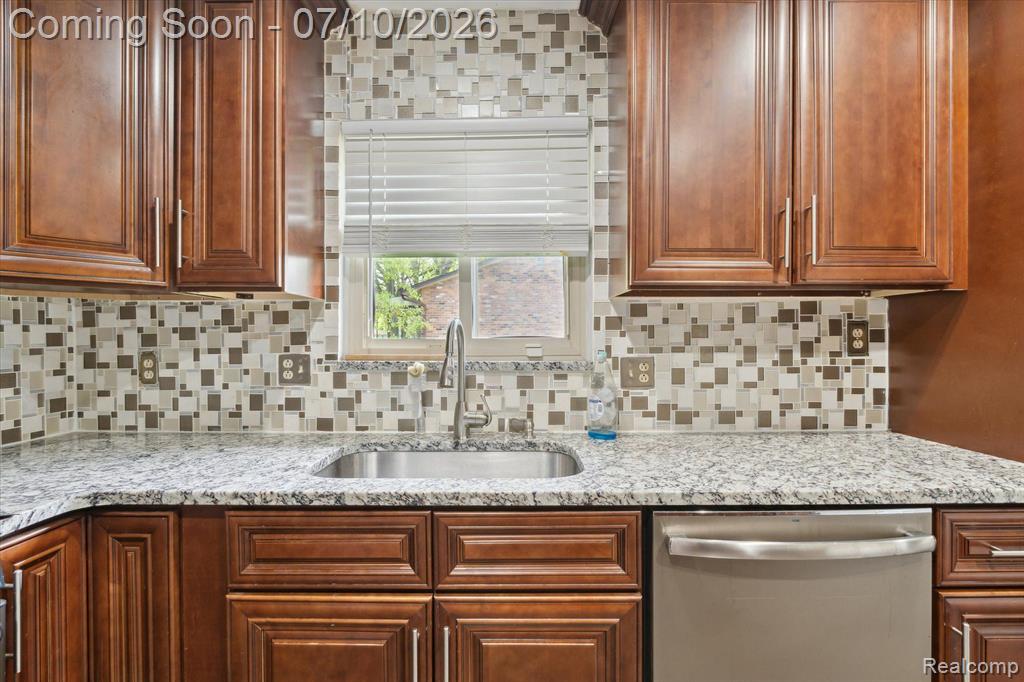 500 TROMBLEY Drive, Troy, MI 48083 — Photo 13