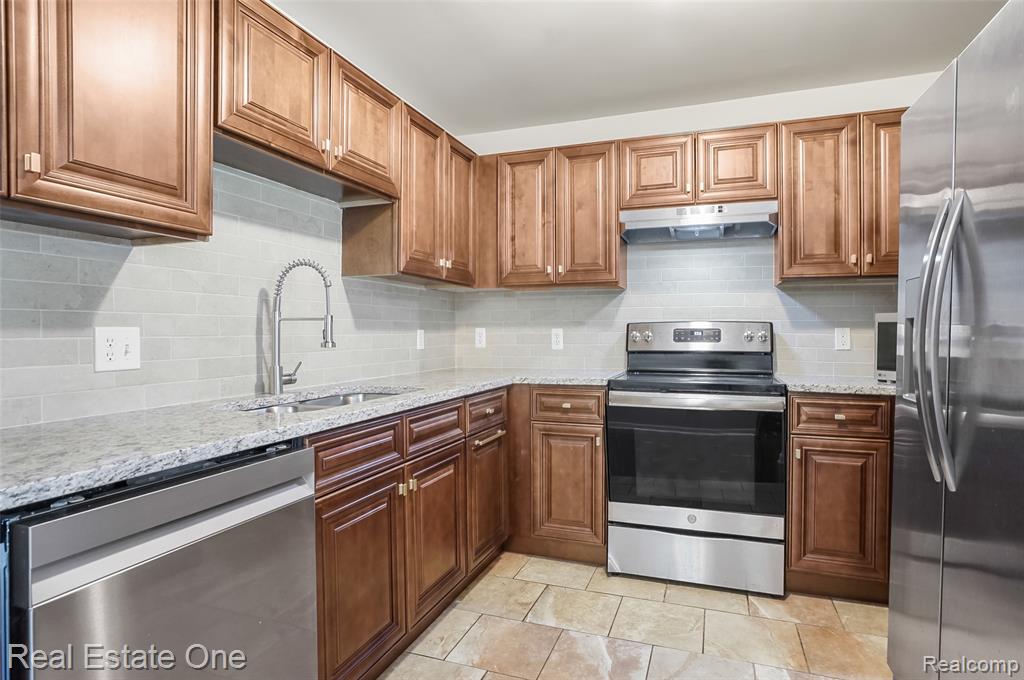 464 Old Pine Way, Walled Lake, MI 48390 — Photo 9