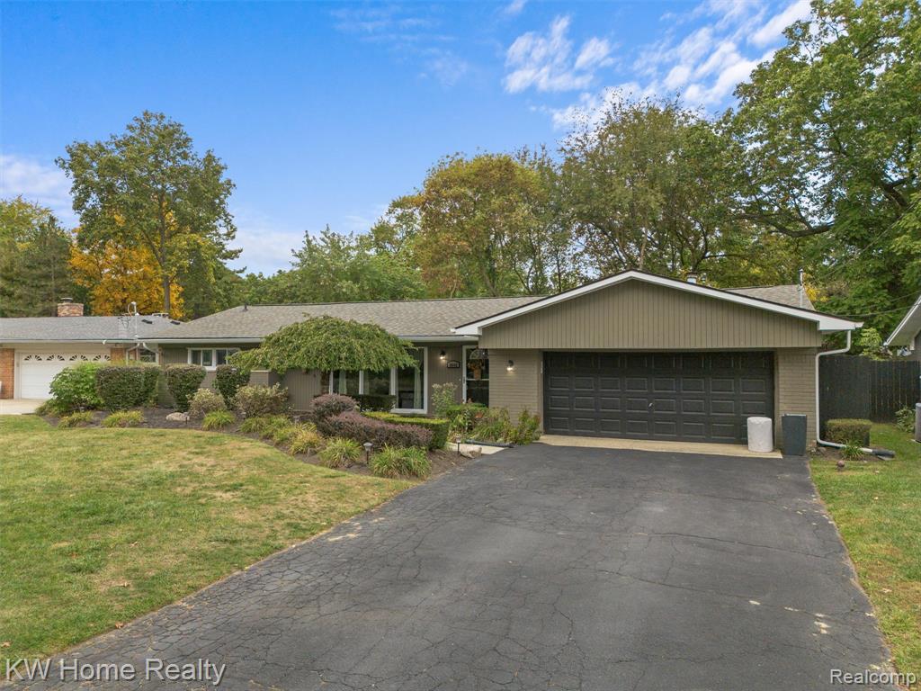 8648 Golfside Drive, Commerce Twp, MI 48382 — Photo 25