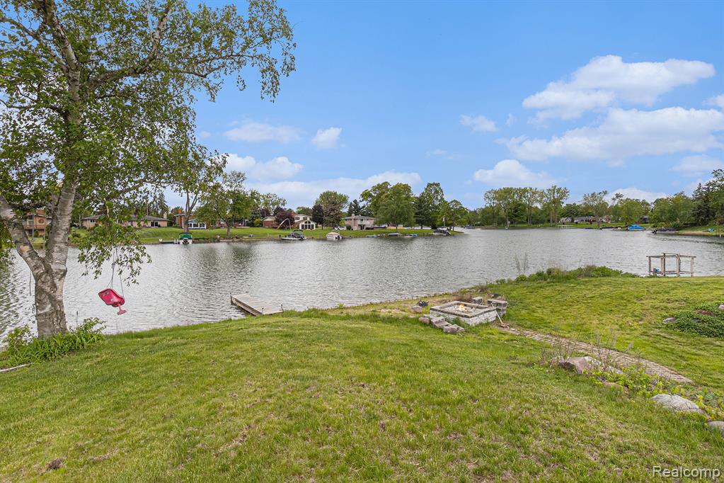 687 Sunnybeach Drive, White Lake, MI — Photo 30