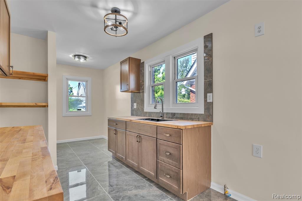 14521 SUSSEX Street, Detroit, MI 48227 — Photo 10