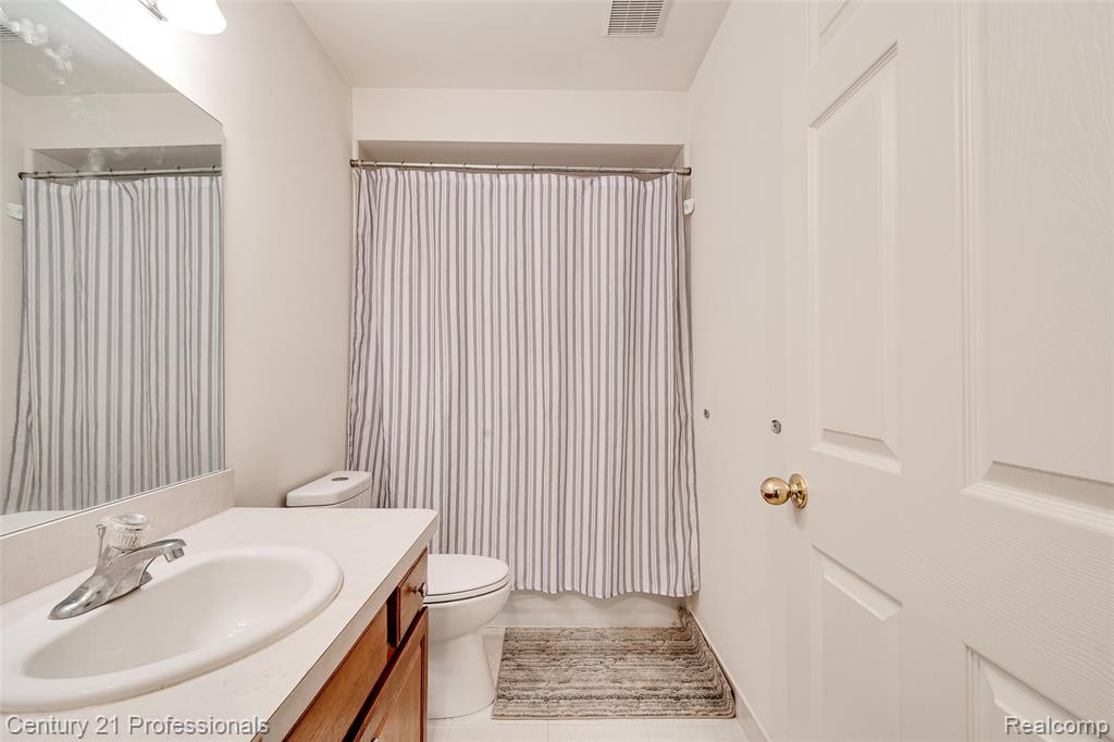 5958 Lochmore Drive, Commerce Twp, MI 48382 — Photo 48