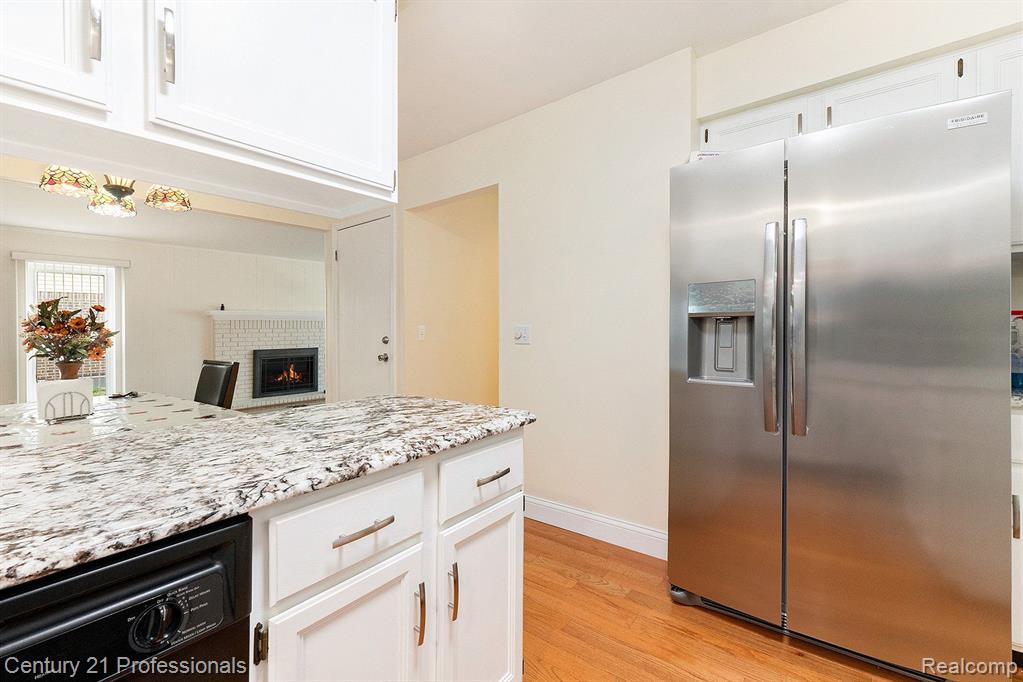5800 CLIFFSIDE Drive, Troy, MI 48085 — Photo 9