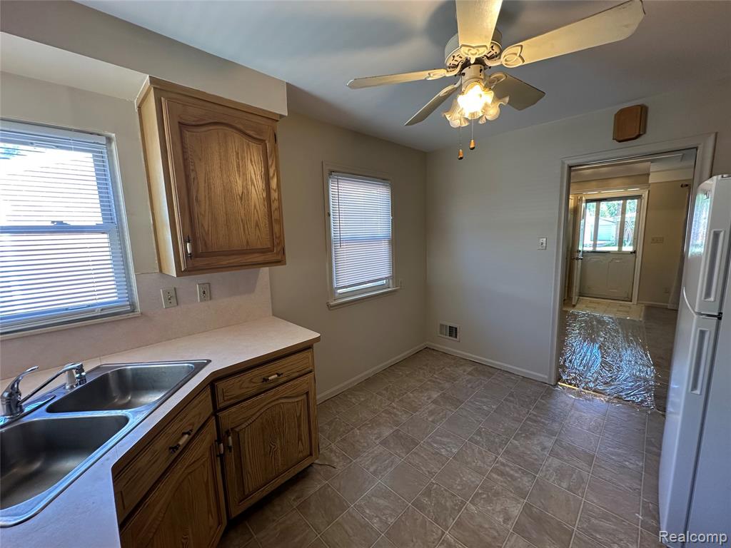 8981 Leverne, Redford, MI 48239 — Photo 15