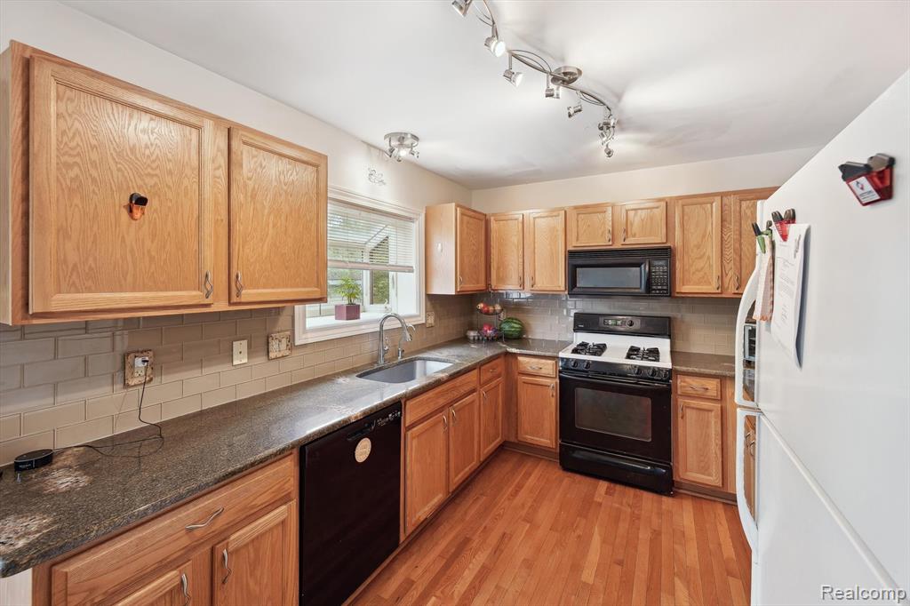 7366 MEADOW Lane, Ypsilanti, MI 48197 — Photo 12