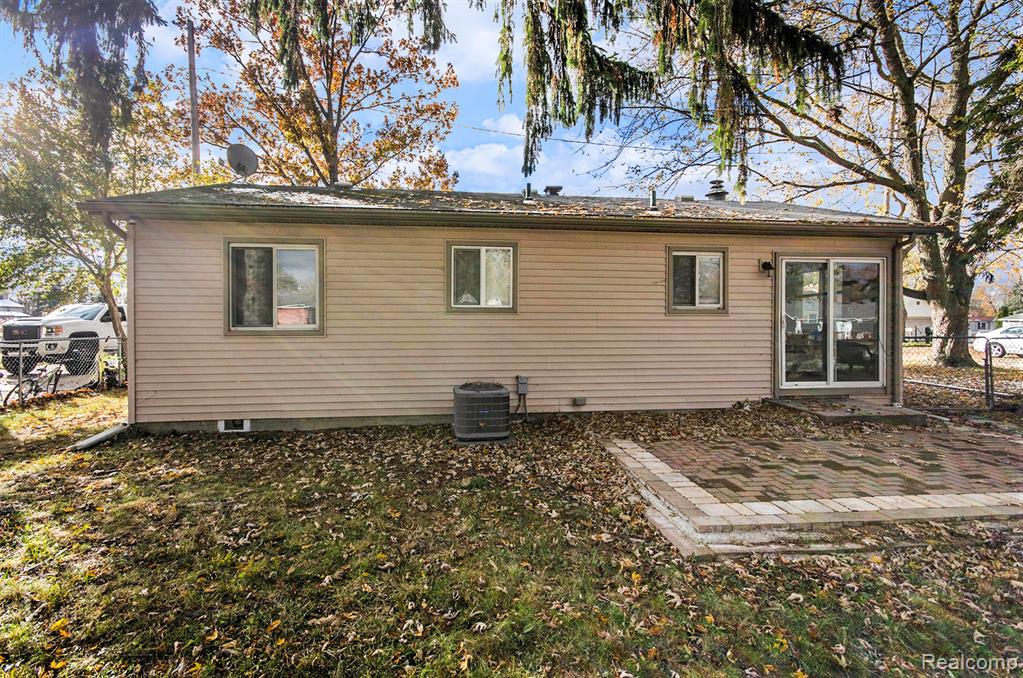 35381 Dern Drive, Brownstown, MI — Photo 13