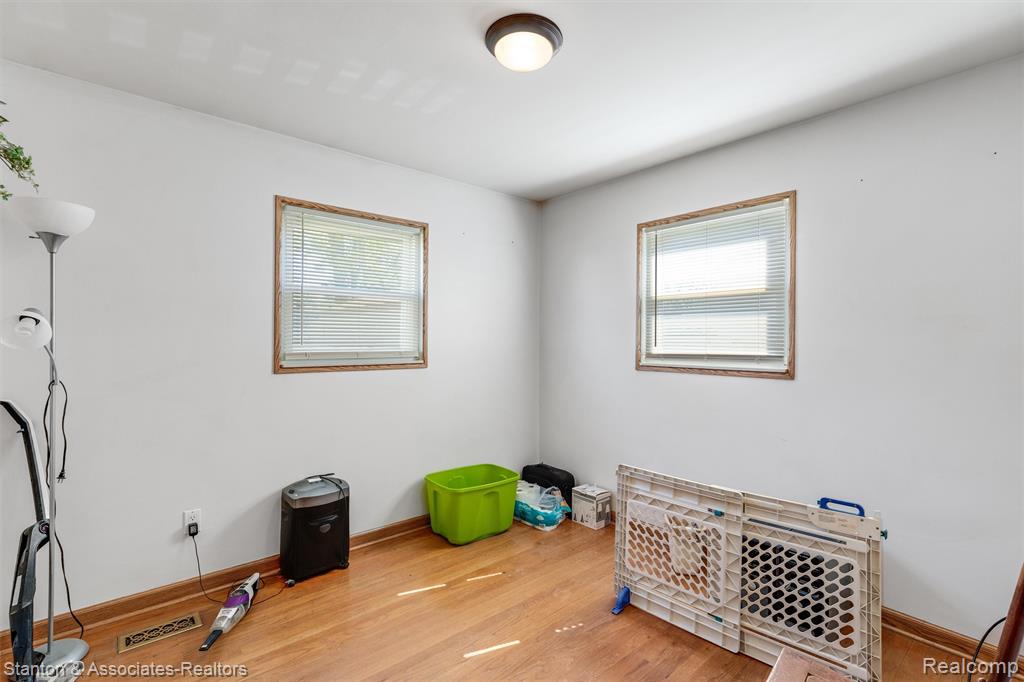 917 E Farnum Avenue, Madison Heights, MI 48071 — Photo 9