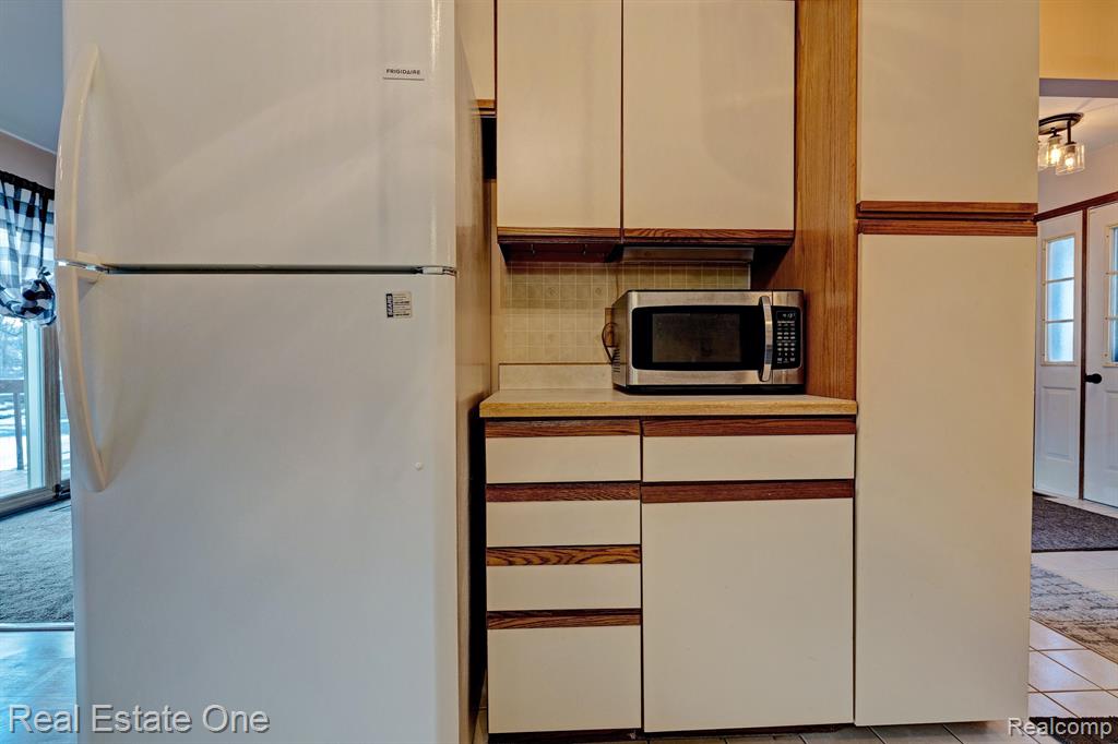 9045 E BLUEWATER Drive, Clarkston, MI 48348 — Photo 12