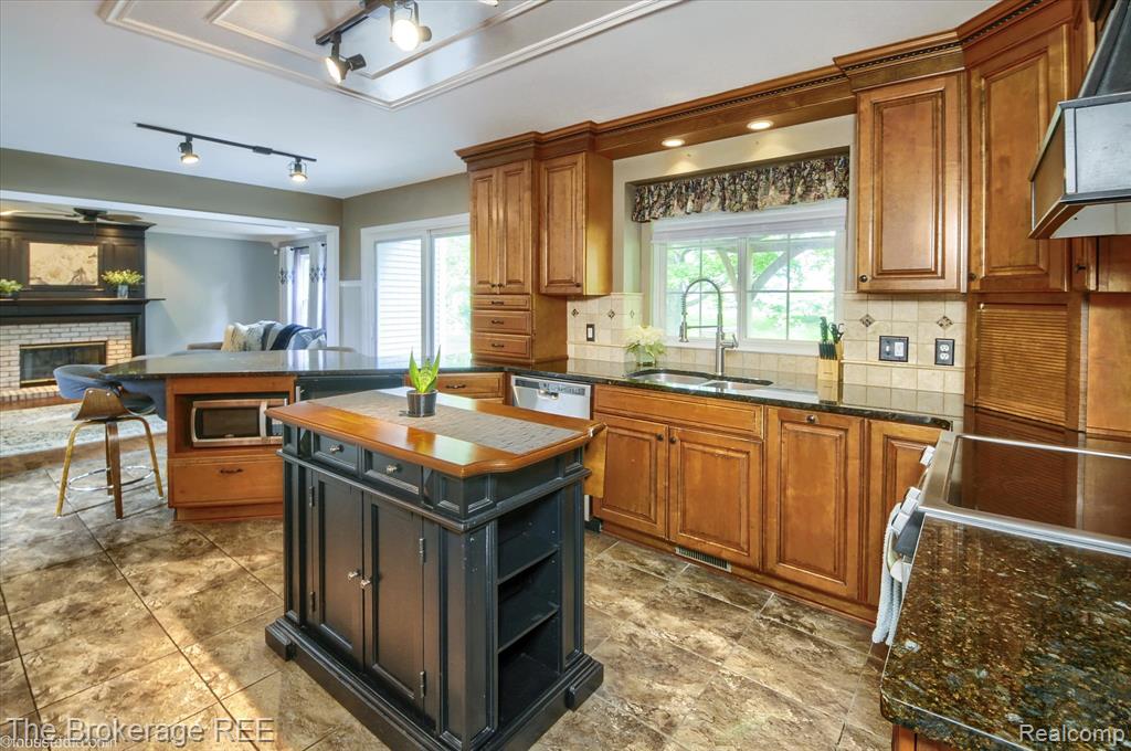 4449 Brighton Drive, Grand Blanc, MI 48439 — Photo 28