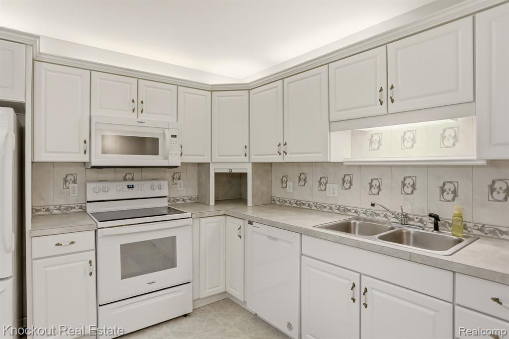 2 Wilshire Drive, Frankenmuth, MI 48734 — Photo 9