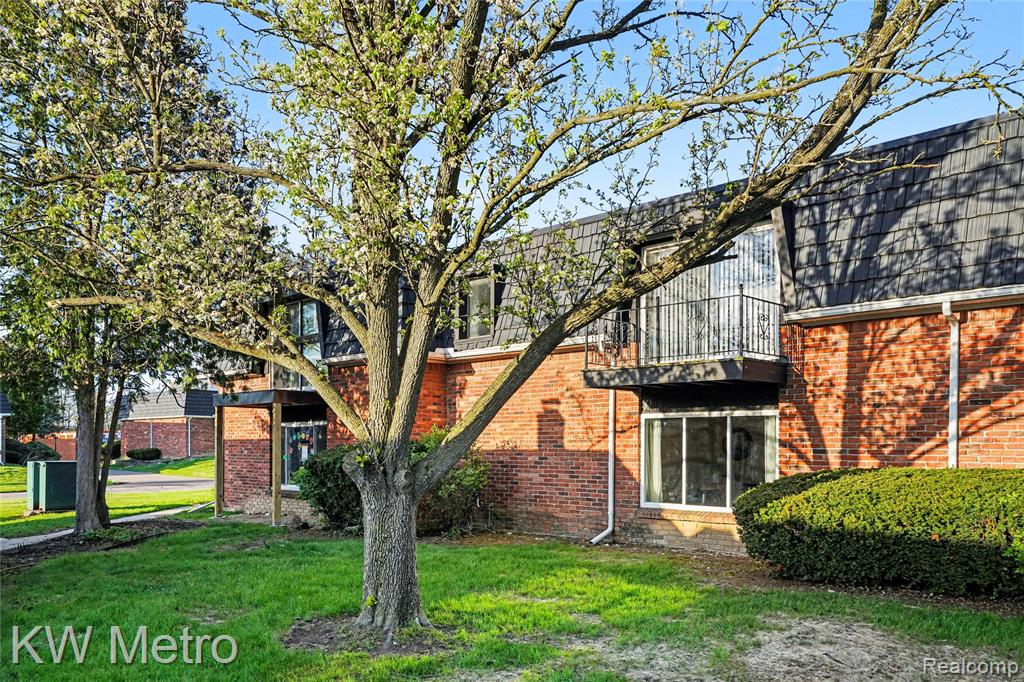 1866 Colonial Village Way, 1, Waterford, MI 48328 — Photo 13