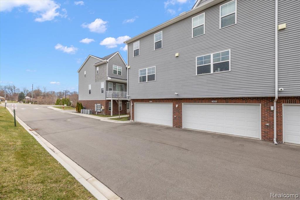 3927 Trailway Commons Circle, Auburn Hills, MI 48326 — Photo 37
