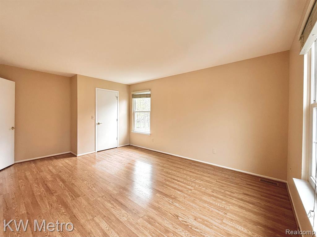223 NEPTUNE Drive, Walled Lake, MI 48390 — Photo 18