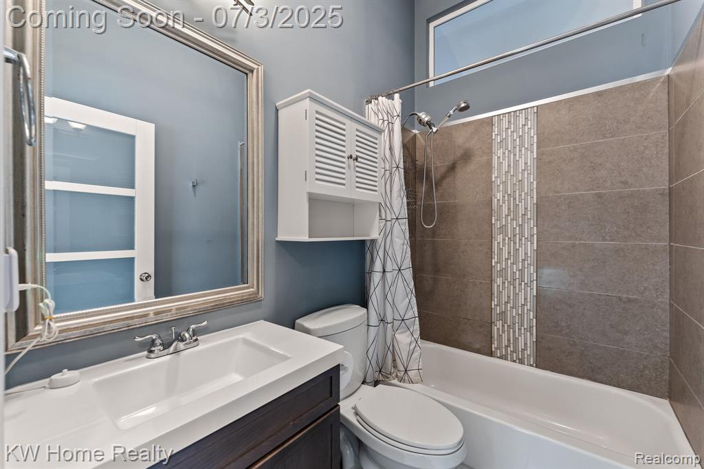 5575 Berkley Drive, Waterford, MI 48327 — Photo 14