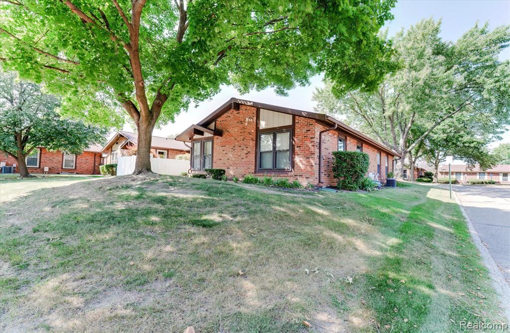 2702 ROUNDTREE Drive, Troy, MI 48083 — Photo 4
