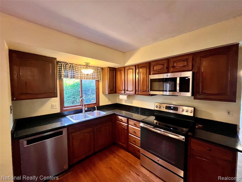 17610 Farmcrest Lane, Northville, MI 48168 — Photo 16