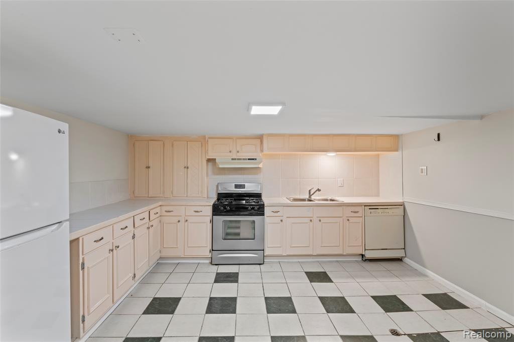 4822 Peachtree Drive, Sterling Heights, MI 48310 — Photo 43