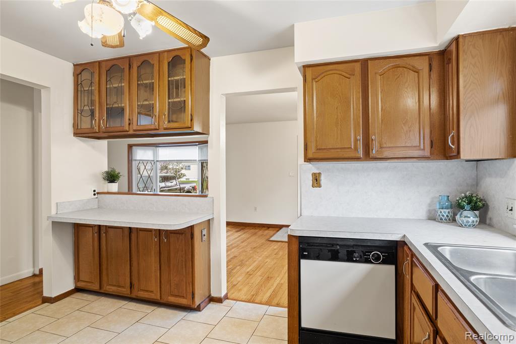 5427 NEWBERRY Street, Wayne, MI 48184 — Photo 9
