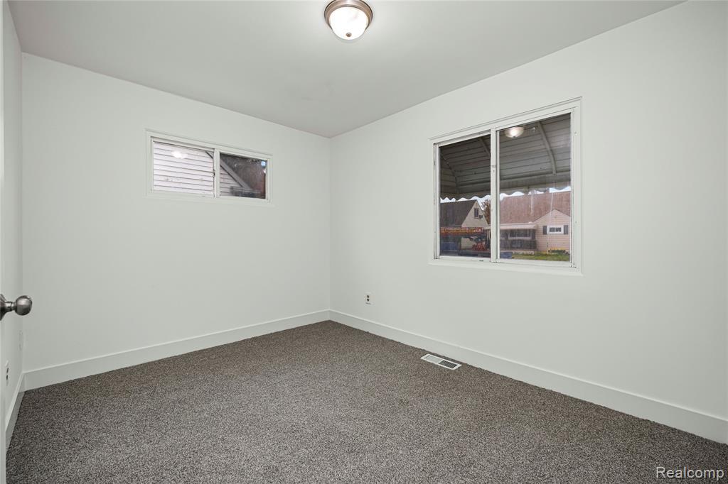 975 E Barrett Avenue, Madison Heights, MI 48071 — Photo 20