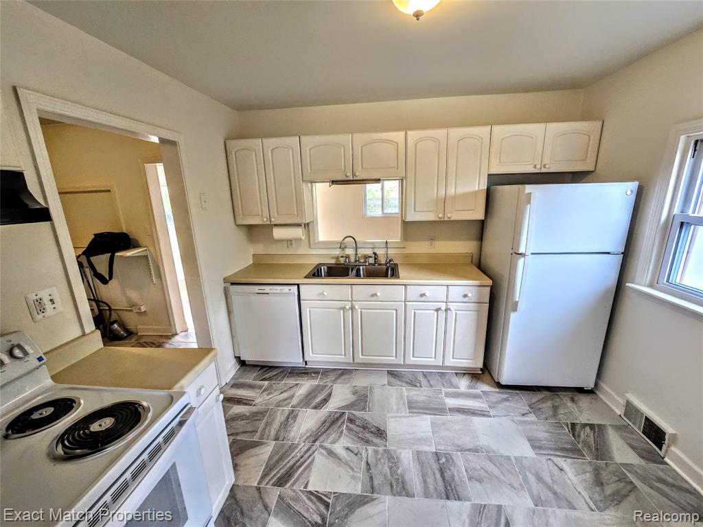 4935 Pontiac Lake Road, Waterford, MI 48328 — Photo 6