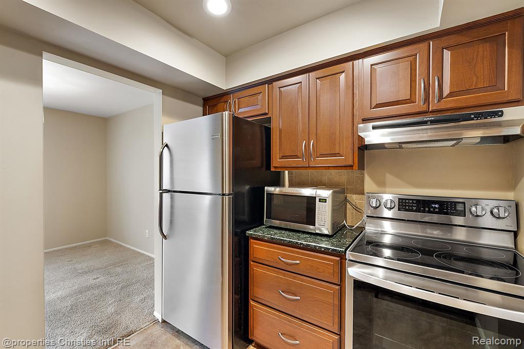 636 E FOX HILLS Drive, Bloomfield Hills, MI 48304 — Photo 6