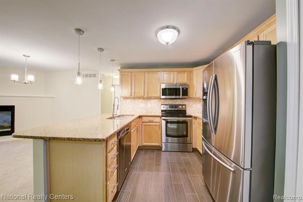 5104 TAMARA Circle, Walled Lake, MI 48390 — Photo 12