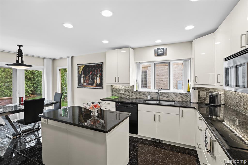 6034 Beachwood Drive, West Bloomfield, MI 48324 — Photo 9