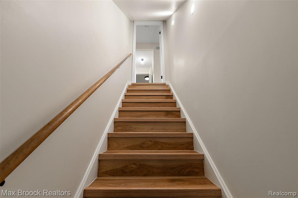 4525 Valleyview Drive, West Bloomfield, MI 48323 — Photo 24