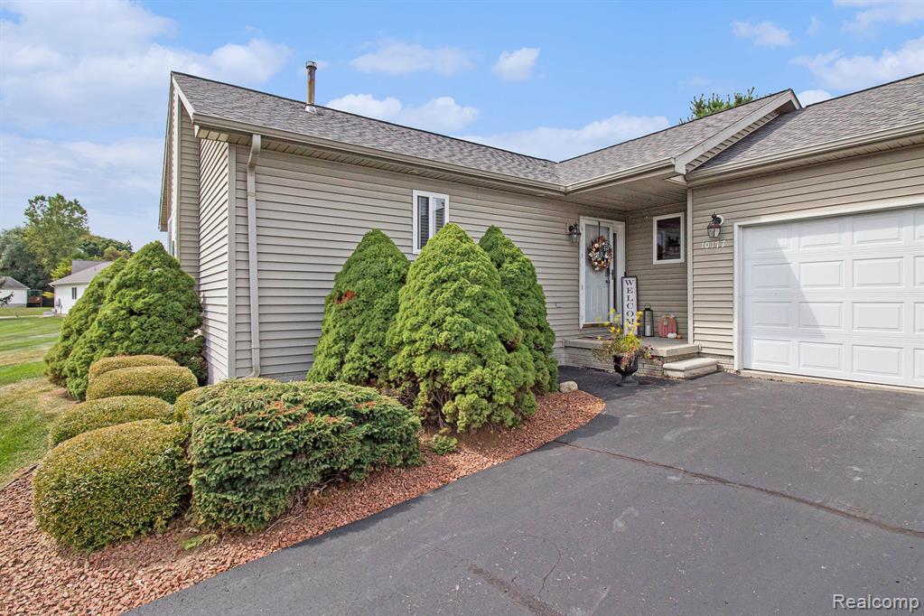10177 Hawthorne Ridge Road, Goodrich Vlg, MI — Photo 2