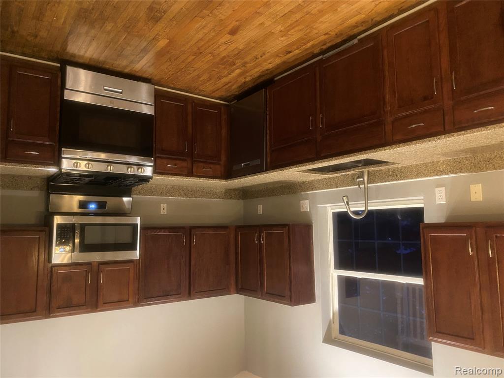 6866 Fox Lane, Waterford, MI 48327 — Photo 12