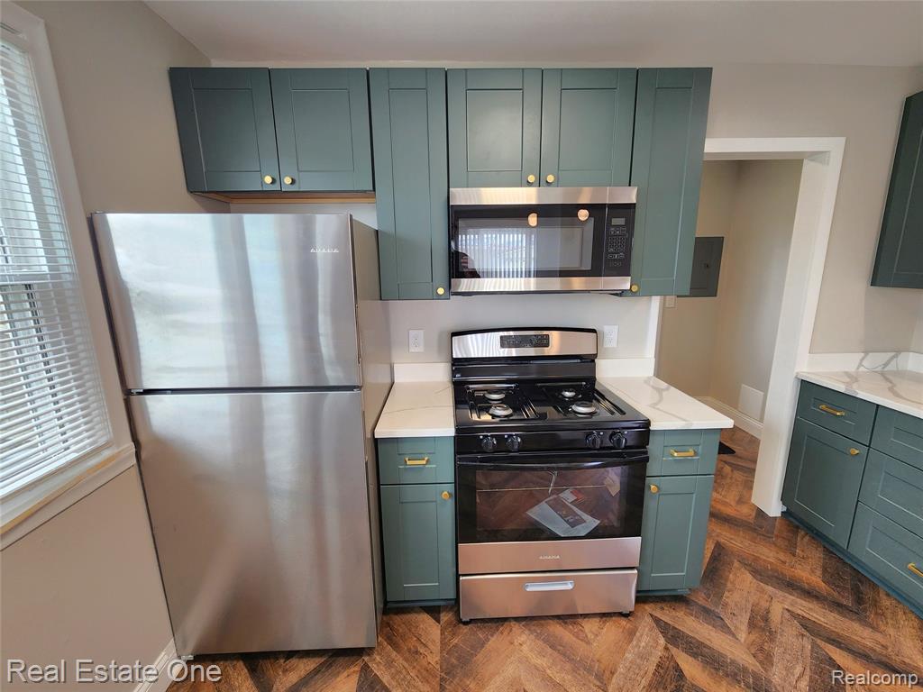 628 E JARVIS Avenue, Hazel Park, MI 48030 — Photo 4