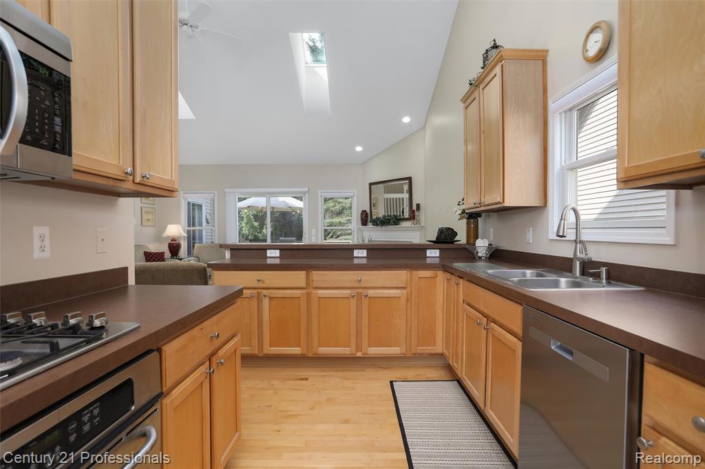 5540 River Park Drive, Waterford, MI 48327 — Photo 8