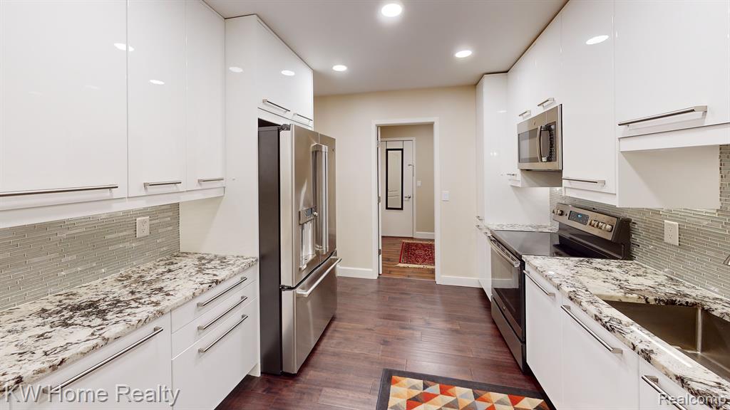 190 WINDING Brook, Commerce Twp, MI 48390 — Photo 15